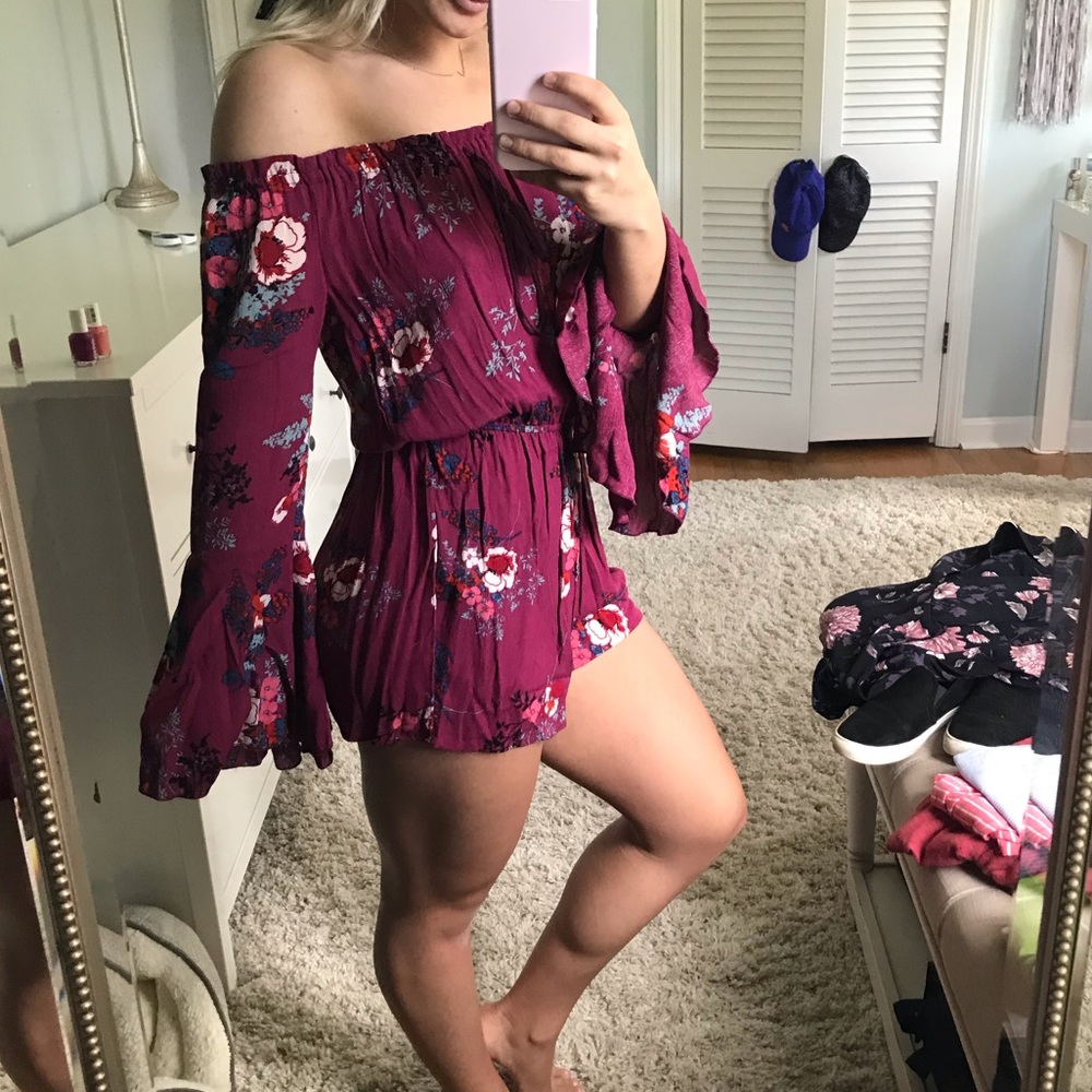 NWOT floral flowy long sleeve romper! Size M
